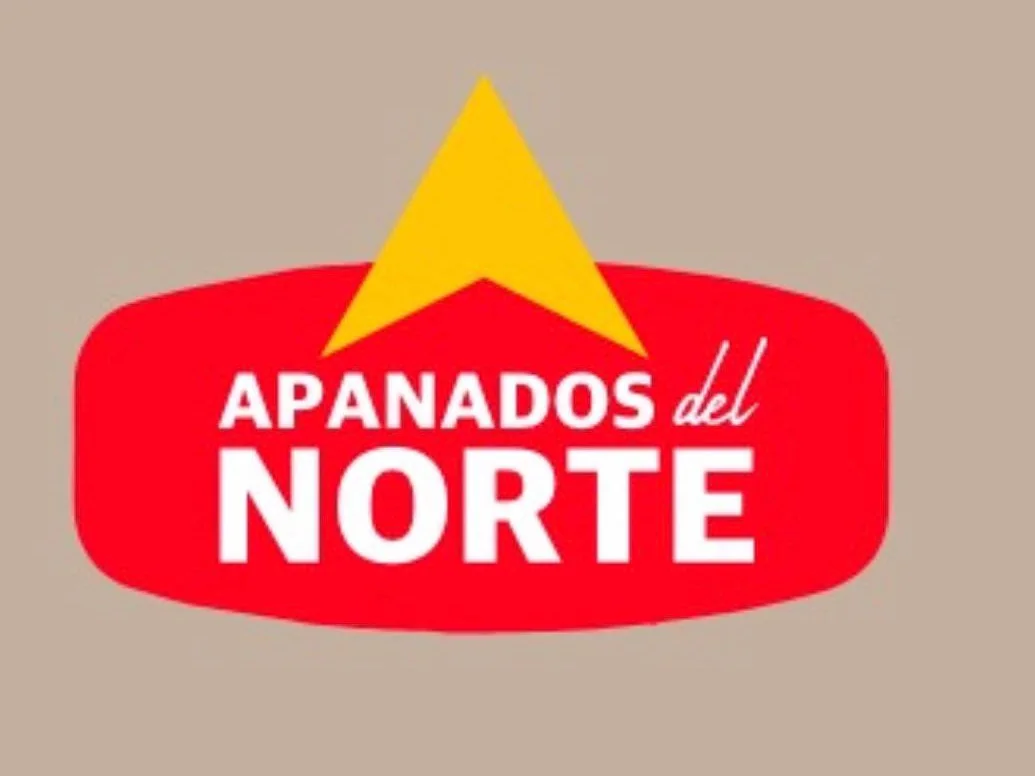 Isologotipo de Apanados del Norte: flecha amarilla sobre cápsula roja con el nombre en blanco