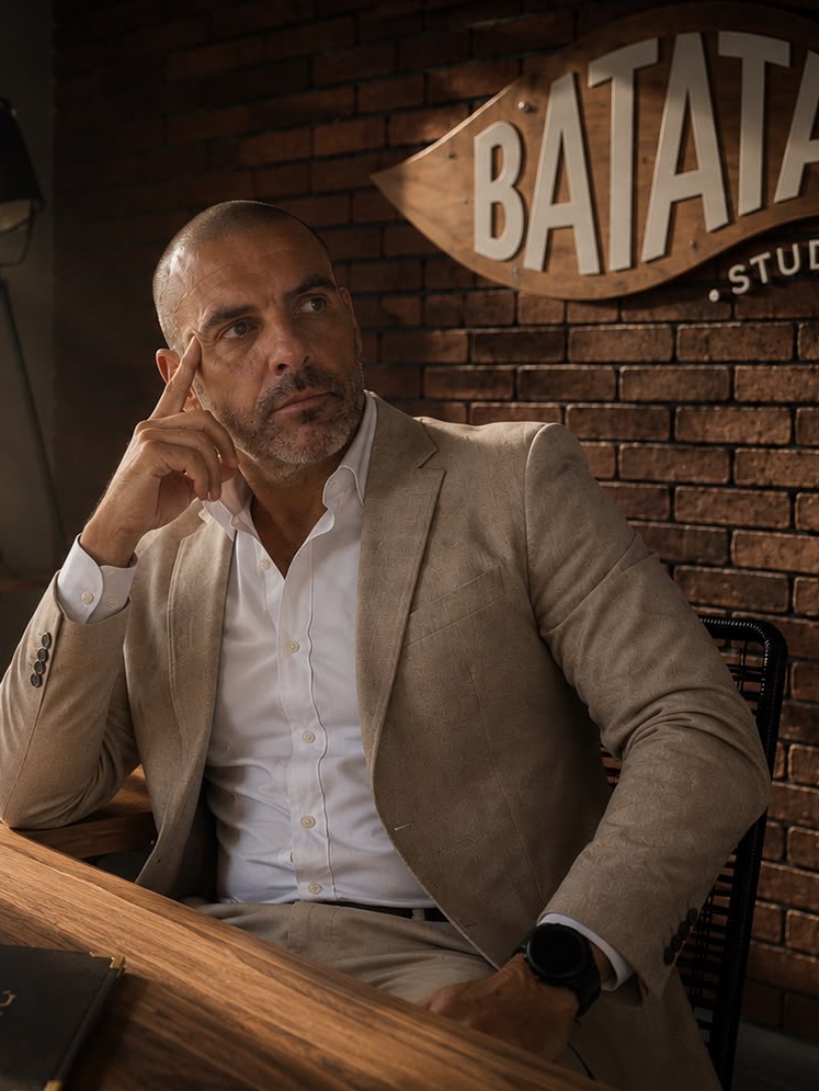 Daniel Escandon, fundador de Batata Studio, en el estudio