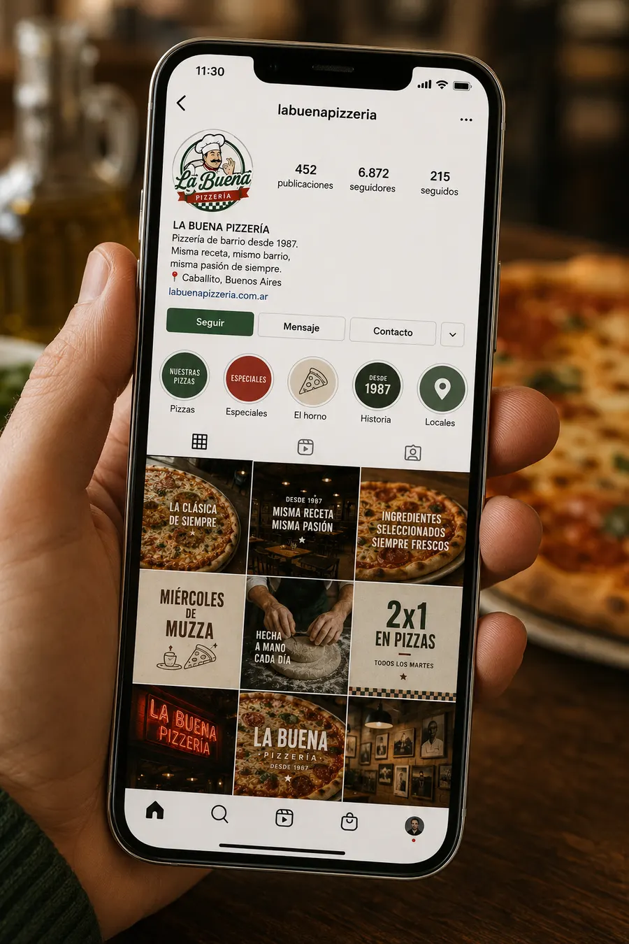 Perfil de Instagram de La Buena Pizzería en un celular, con las historias destacadas y las placas de promociones