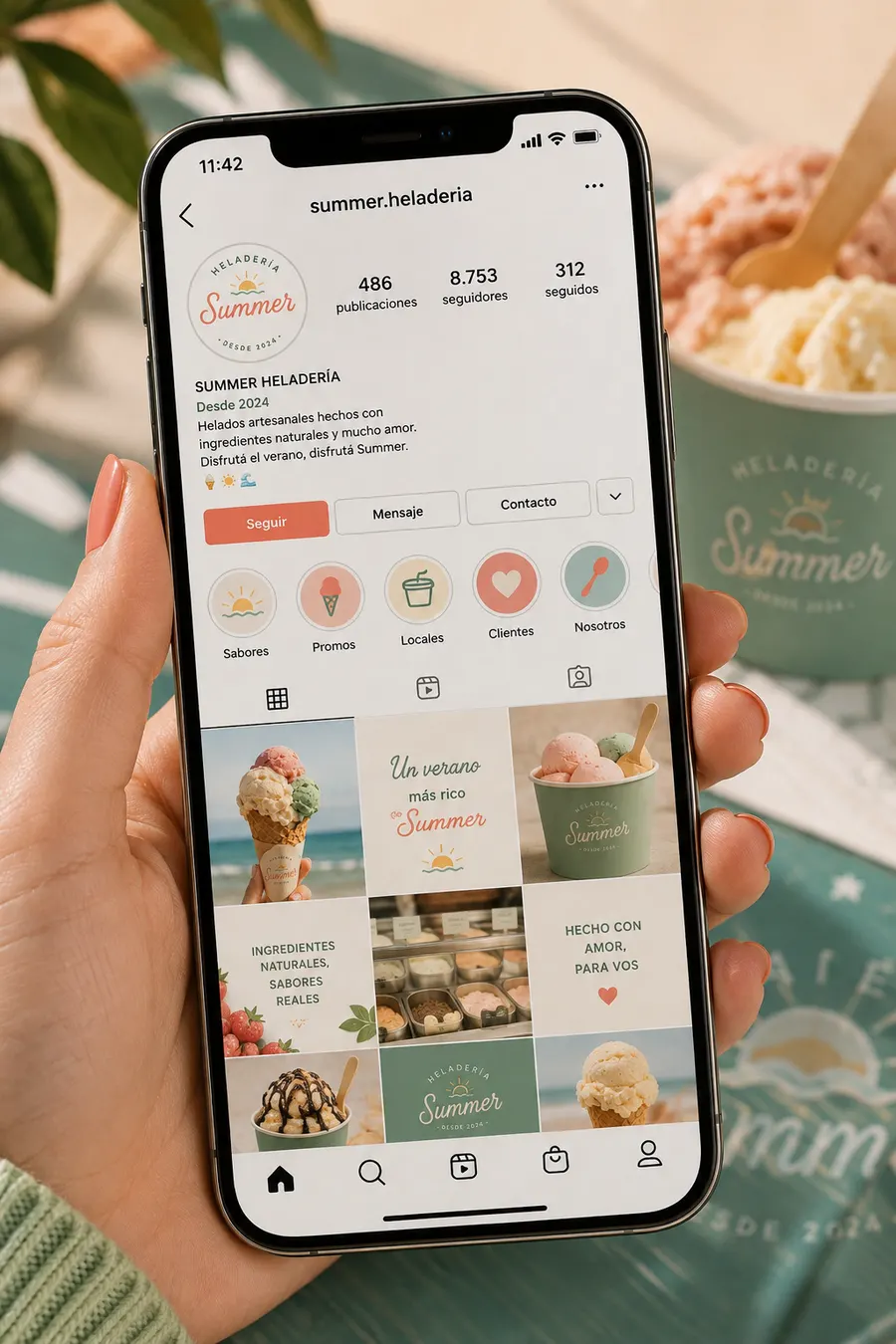 Perfil de Instagram de la heladería Summer en un celular: bio, historias destacadas y grilla de publicaciones